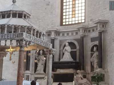 Il complesso marmoreo � formato da una figura femminile inginocchiata (Bona Sforza), ai cui lati si trovano San Nicola e Santo Stanislao. A ricordare il rango e i titoli di Bona provvedono una dettagliata epigrafe latina su marmo nero e, ai piedi della statua, due allegorie femminili recanti gli stemmi di Sigismondo di Polonia e del ducato di Bari